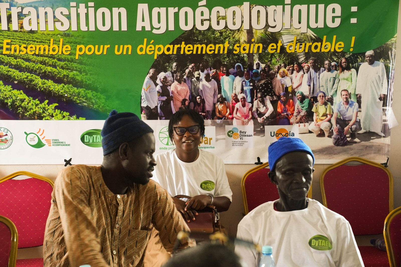 Producteurs et membres de la DyTAEL devant la bannière « Transition agroécologique : ensemble pour un département sain et durable »