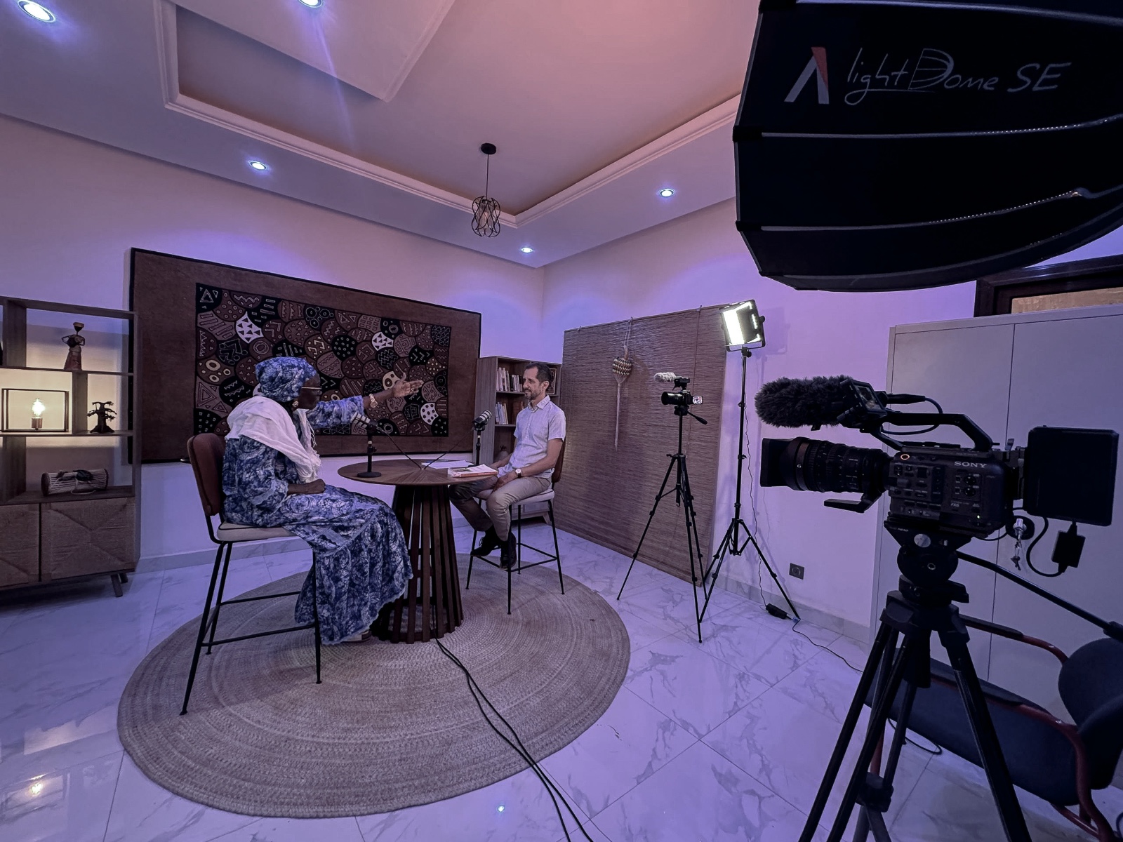 Enregistrement du premier épisode du podcast de CREATES dans le nouveau studio de Ngaparou, avec Mariam Sow