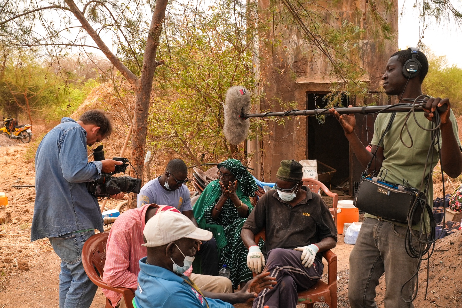 Échanges au Living Lab TERAL à Thiafoura, avec Mariam Sow et l'équipe de tournage de CREATES