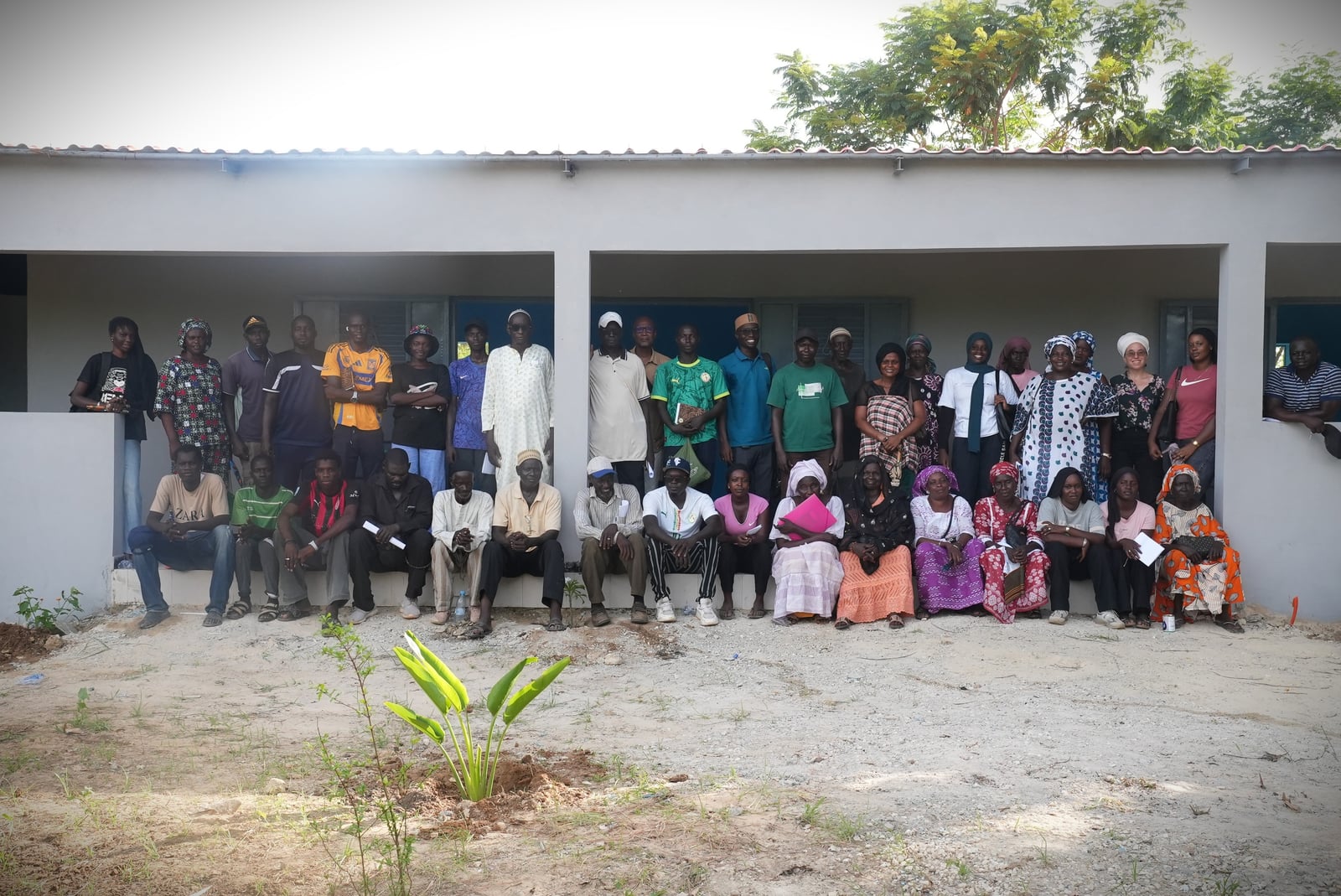 Les participants de la formation devant le bâtiment de Tolou Keur