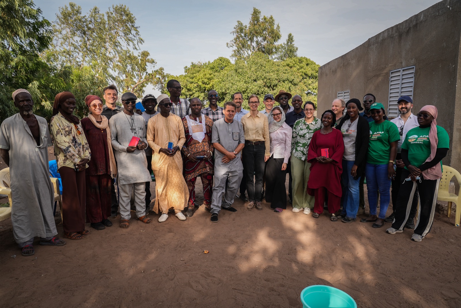 Photo de groupe avec la délégation, les équipes de CREATES, du LED et les acteurs locaux